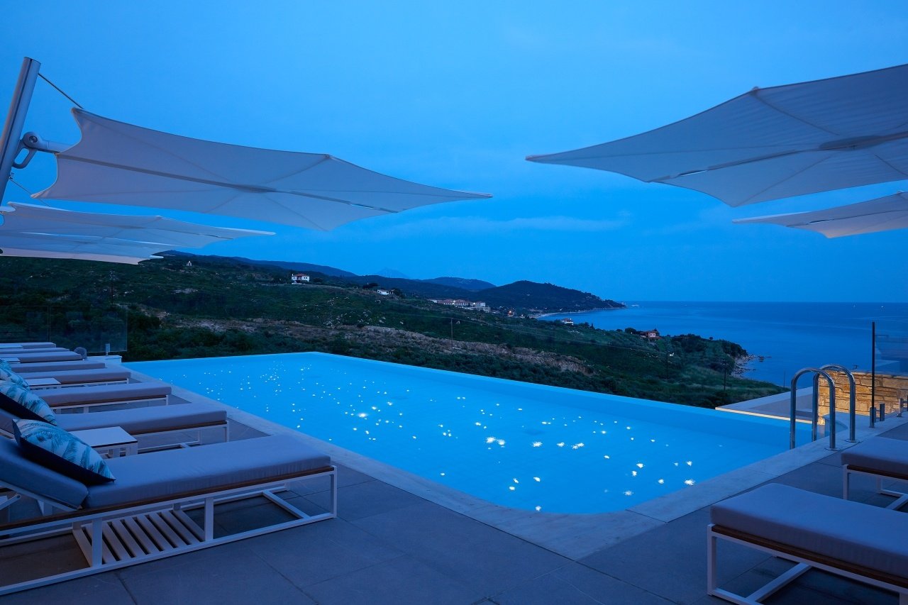 Eagles-Villas-chalkidiki-familienluxusreisen-pool-abends