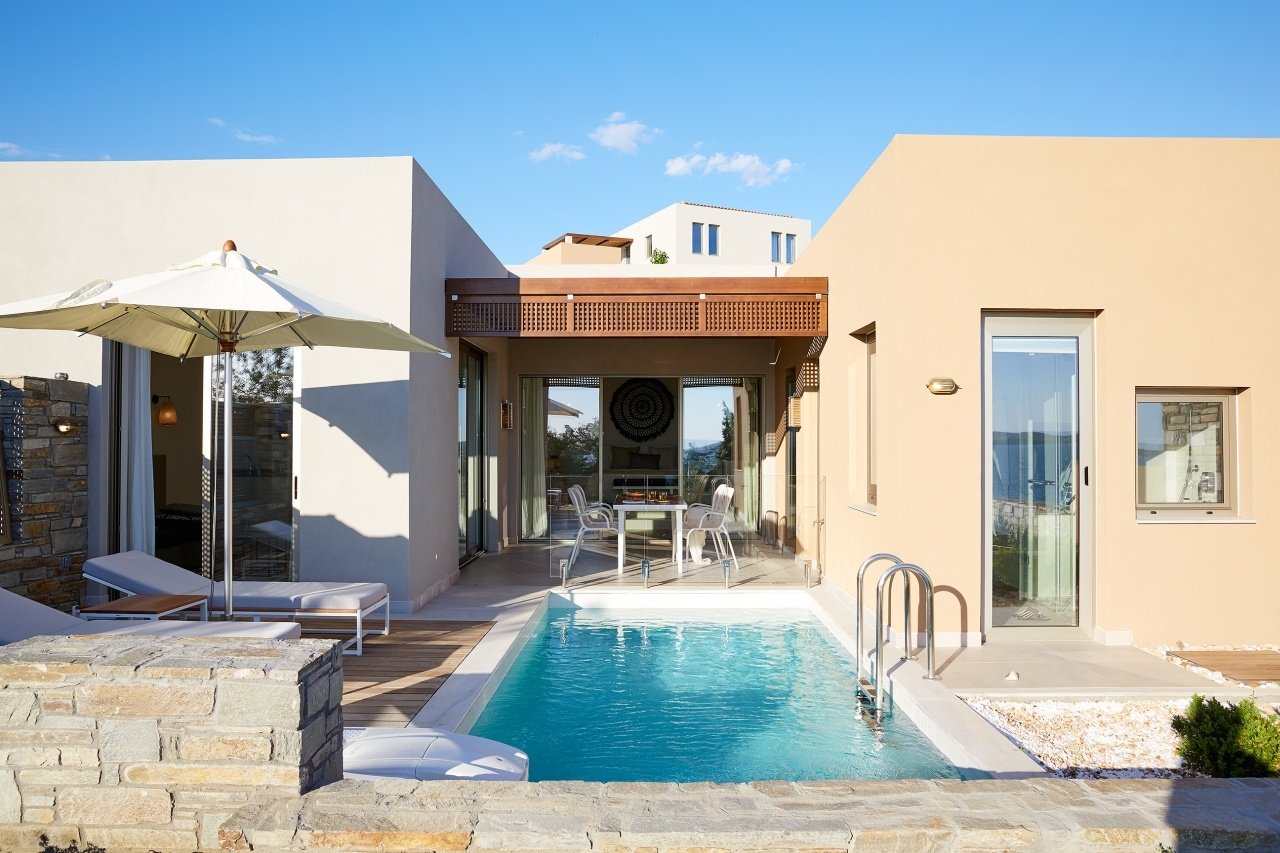 Eagles-Villas-chalkidiki-familienluxusreisen-pool-zimmer
