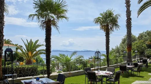 eagles-villas-chalkidiki-griechenland-essbereich-meerblick-familienfreundlich-luxurios-1