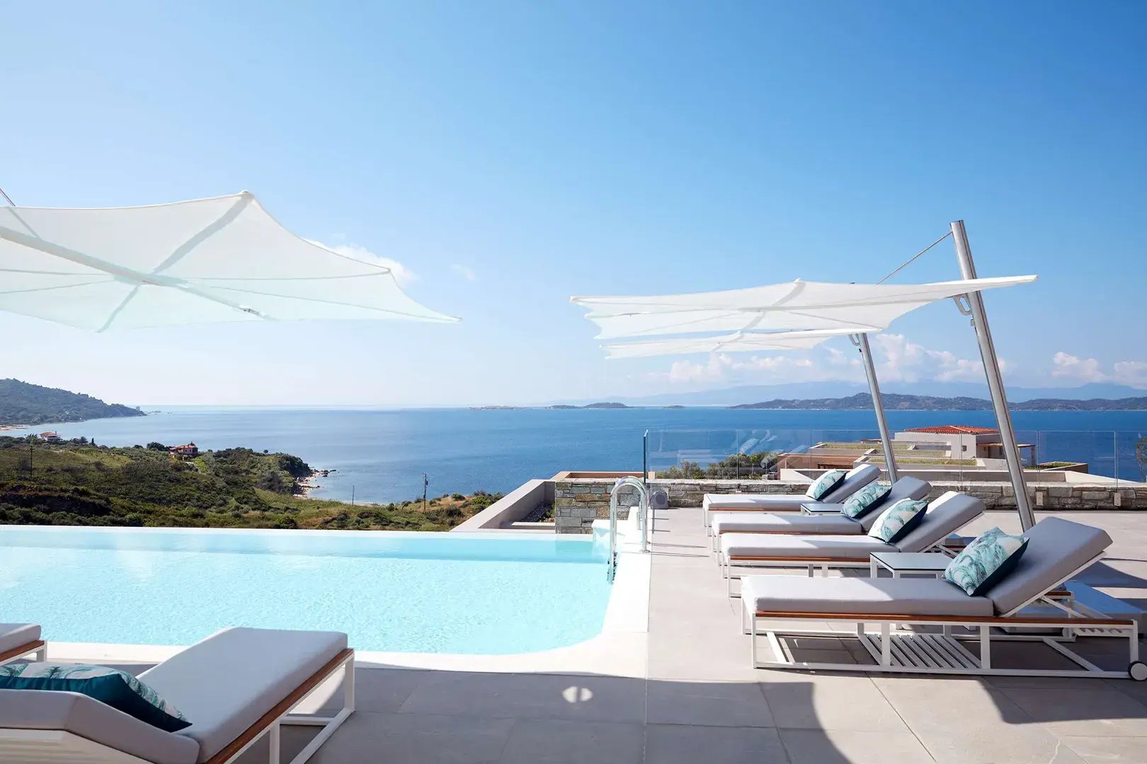 eagles-villas-chalkidiki-griechenland-pool-meerblick-familienkomfort-exklusiv