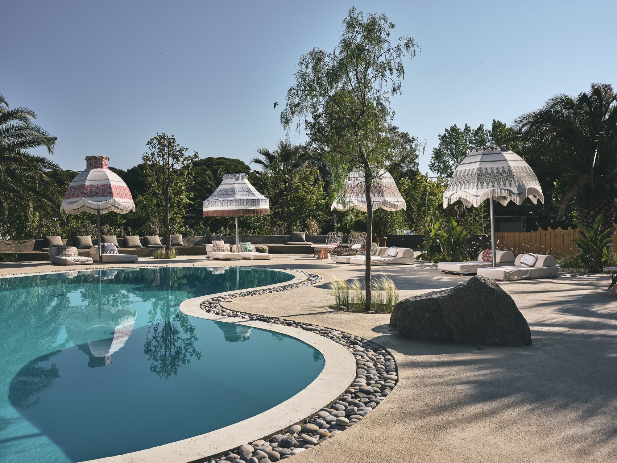 ekies-all-senses-resort-griechenland-familienluxusreisen-thefamilyproject-poolbereich