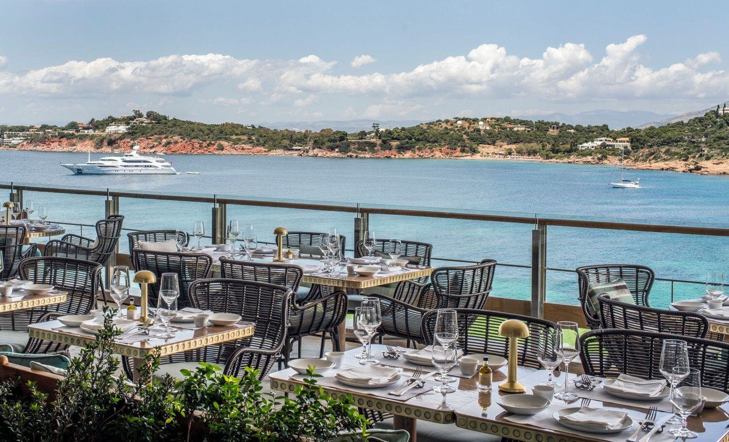 four-seasons-astir-palace-athen-familienluxusreisen-restaurant-hafen