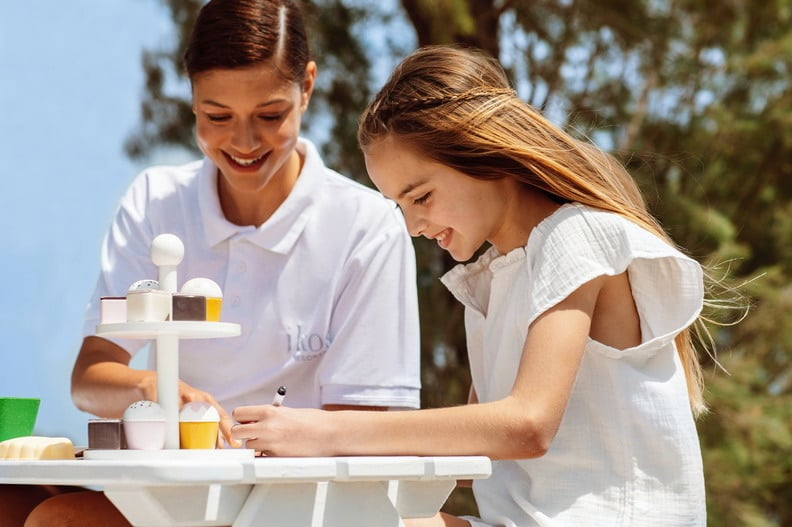 ikos-aria-kos-familienluxusreisen-kind-basteln