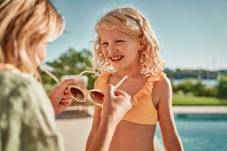 ikos-aria-kos-familienluxusreisen-mädchen-brille