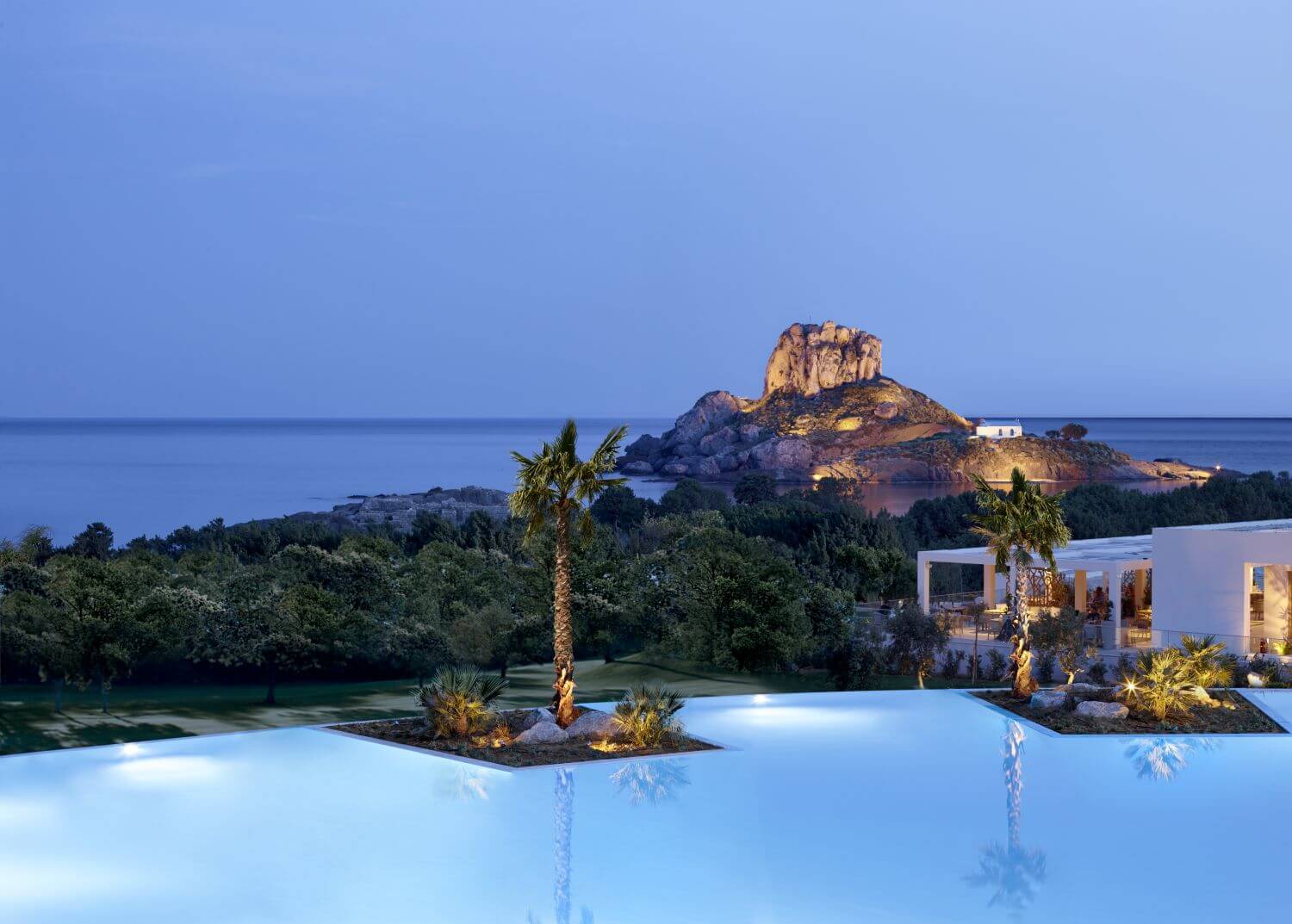 ikos-aria-kos-familienluxusreisen-pool-nachts