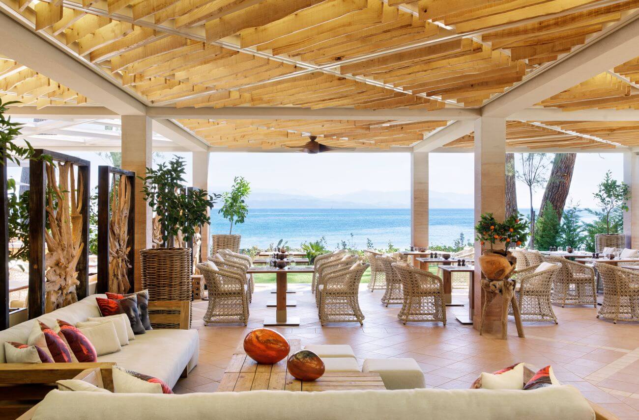 Lounge mit gemütlichen Sofas und Stühlen.