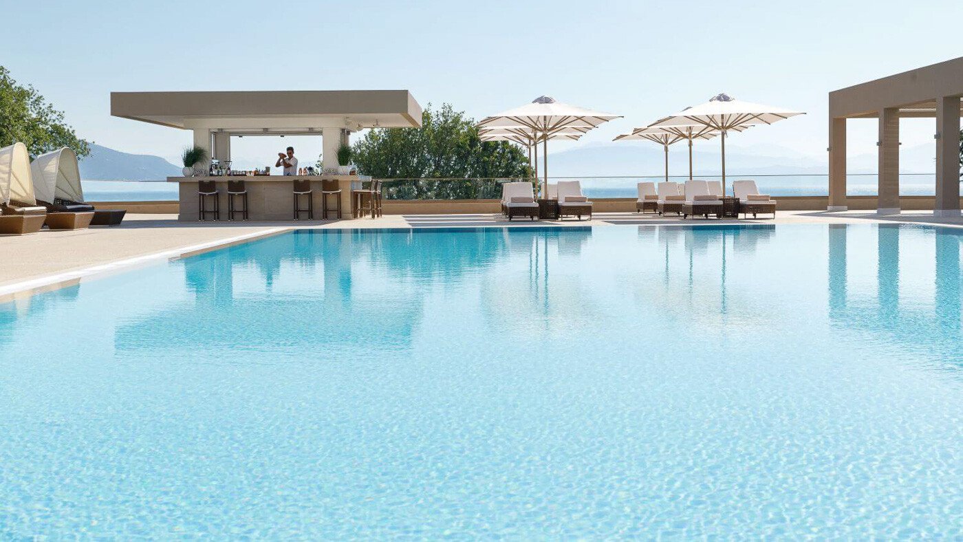 Pool mit Bar an dessen Ende.