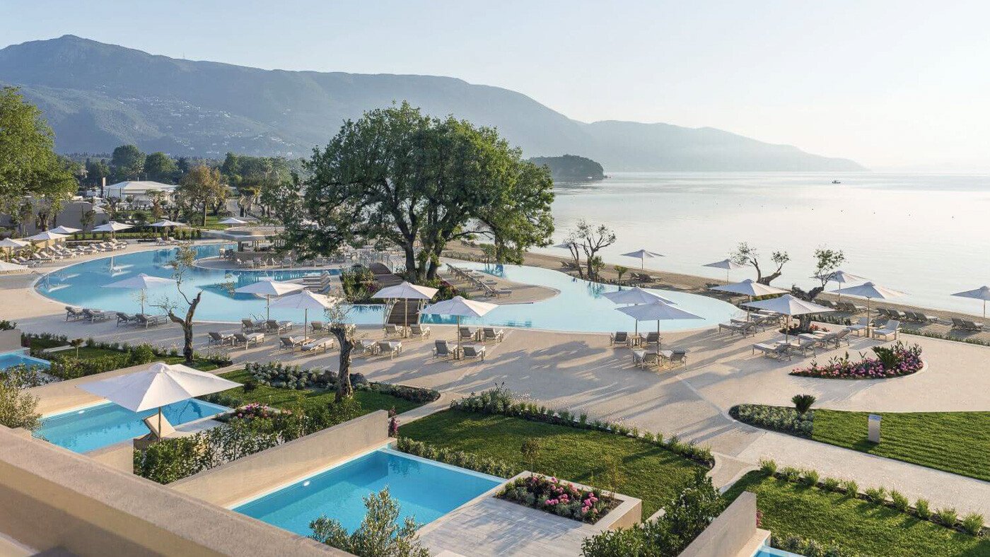 Resort mit Poollandschaft in der Übersicht.