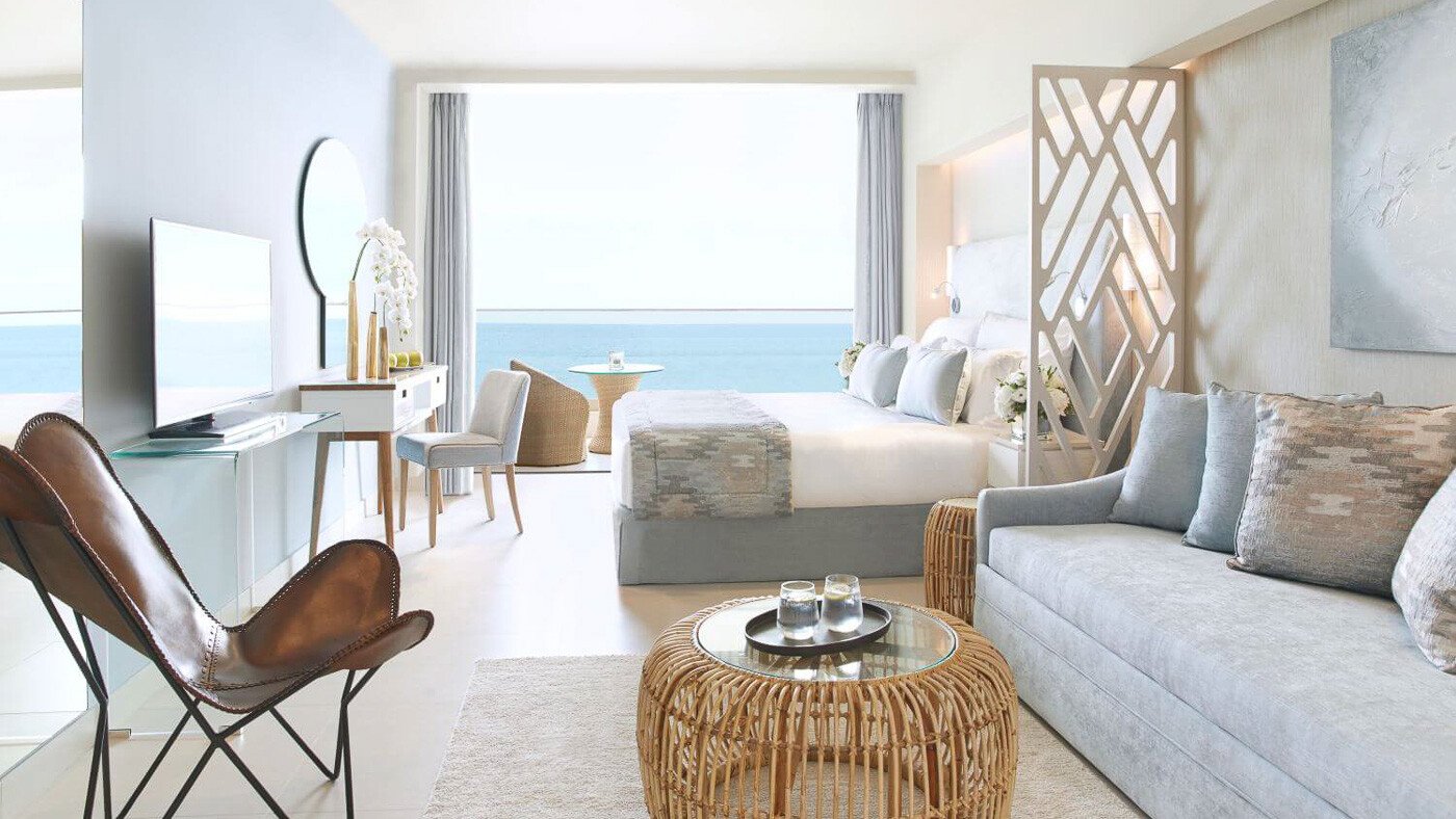 Freundlich eingerichtete Suite mit Blick aufs Meer.