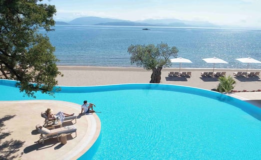 ikos-dassia-familienluxusreisen-korfu-pool-strand