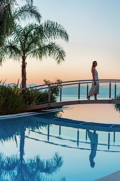 ikos-dassia-korfu-familienluxusreisen-frau-pool