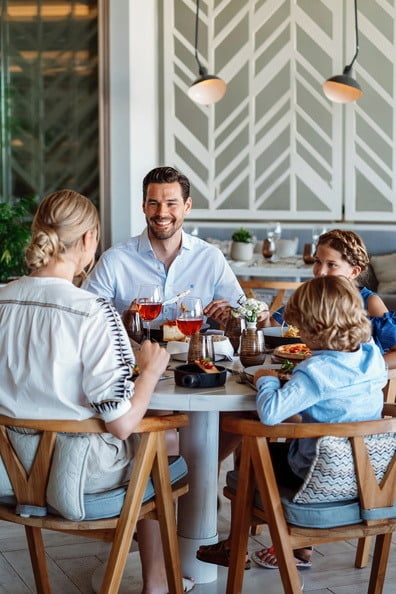 ikos-dassia-korfu-familienluxusreisen-fresco-restaurant-familie