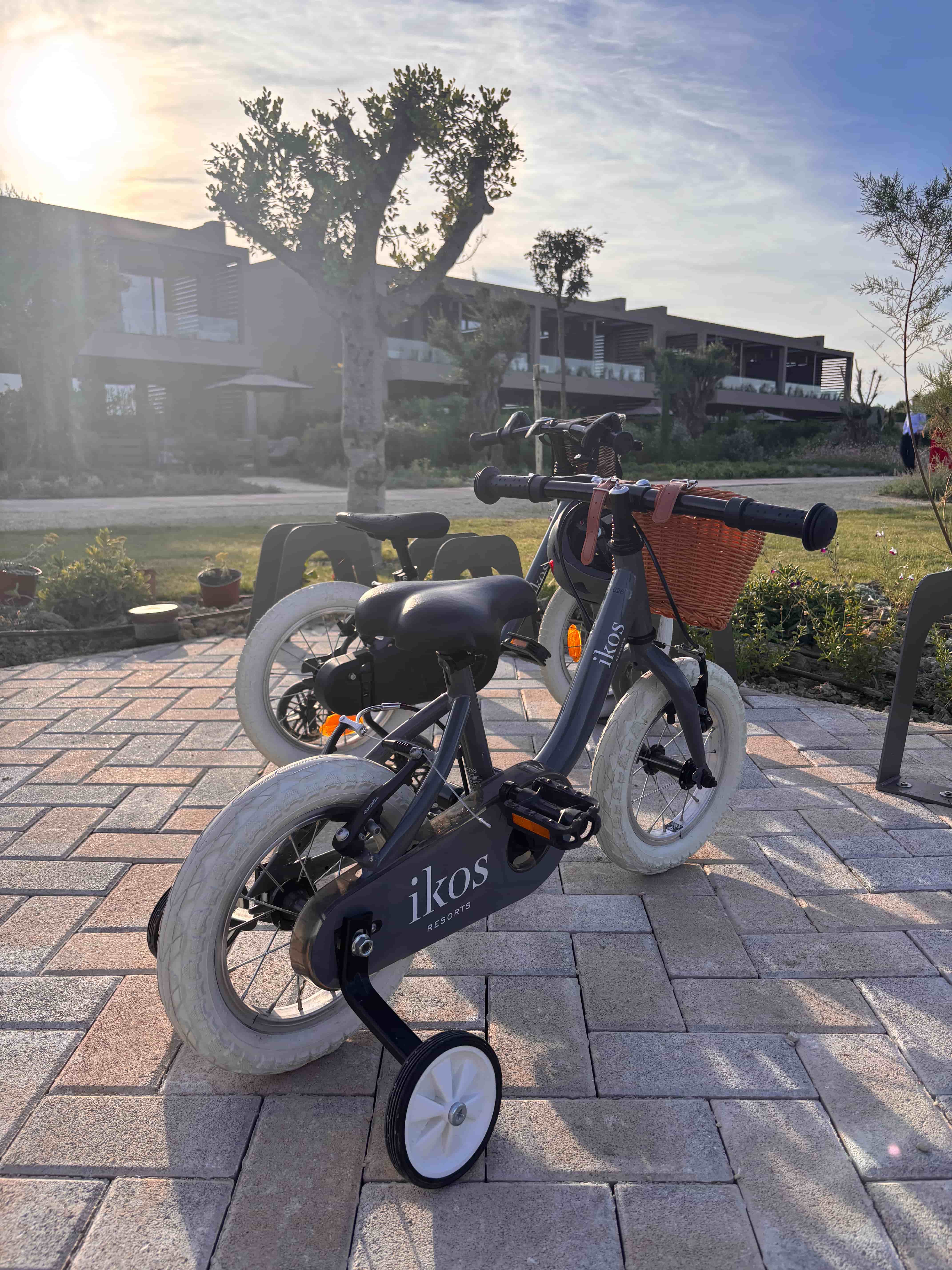 ikos-kissamos-griechenland-familienluxusreisen-thefamilyproject-privatbild-kinderfahrrad