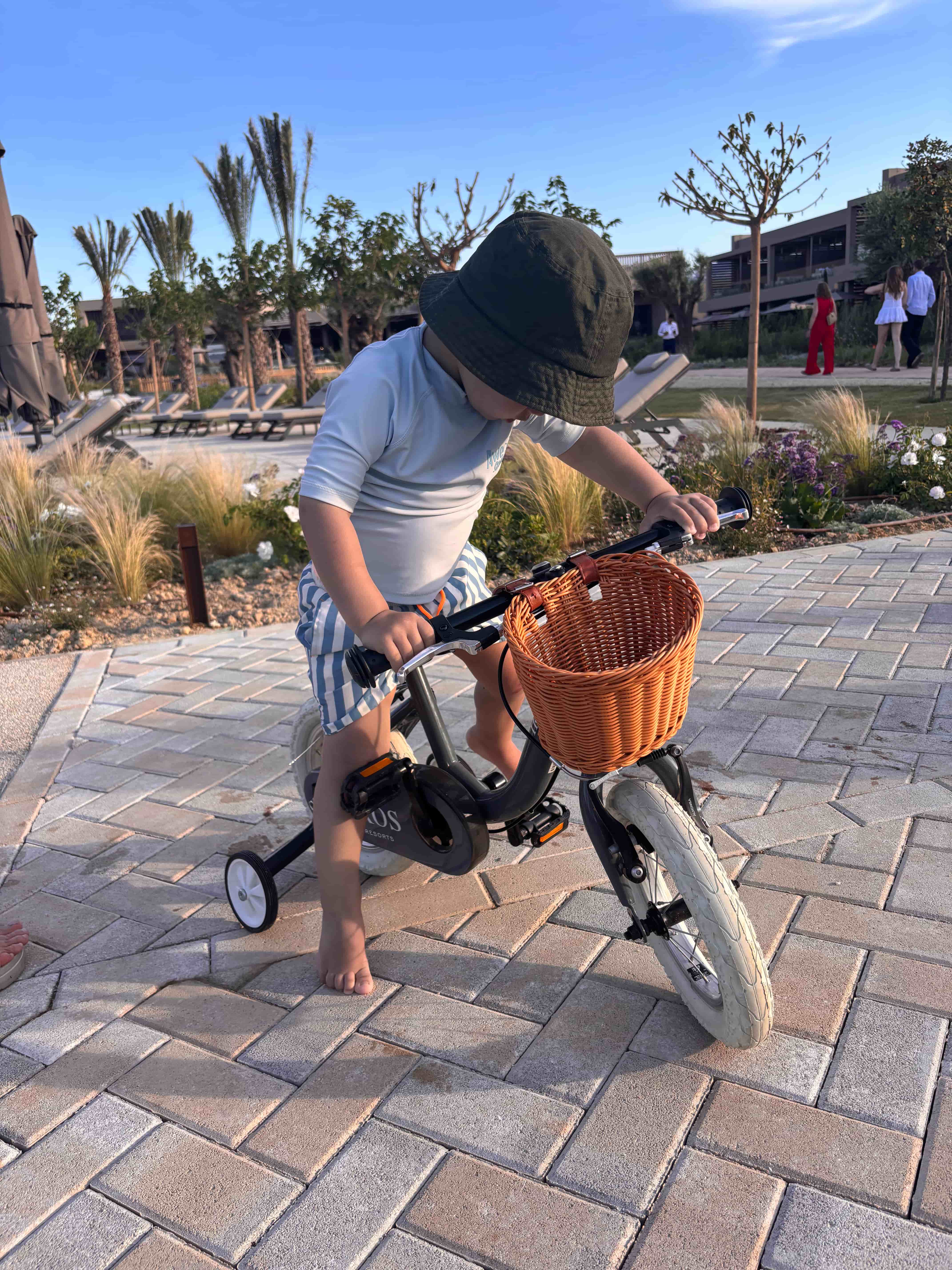 ikos-kissamos-griechenland-familienluxusreisen-thefamilyproject-privatbild-laufrad