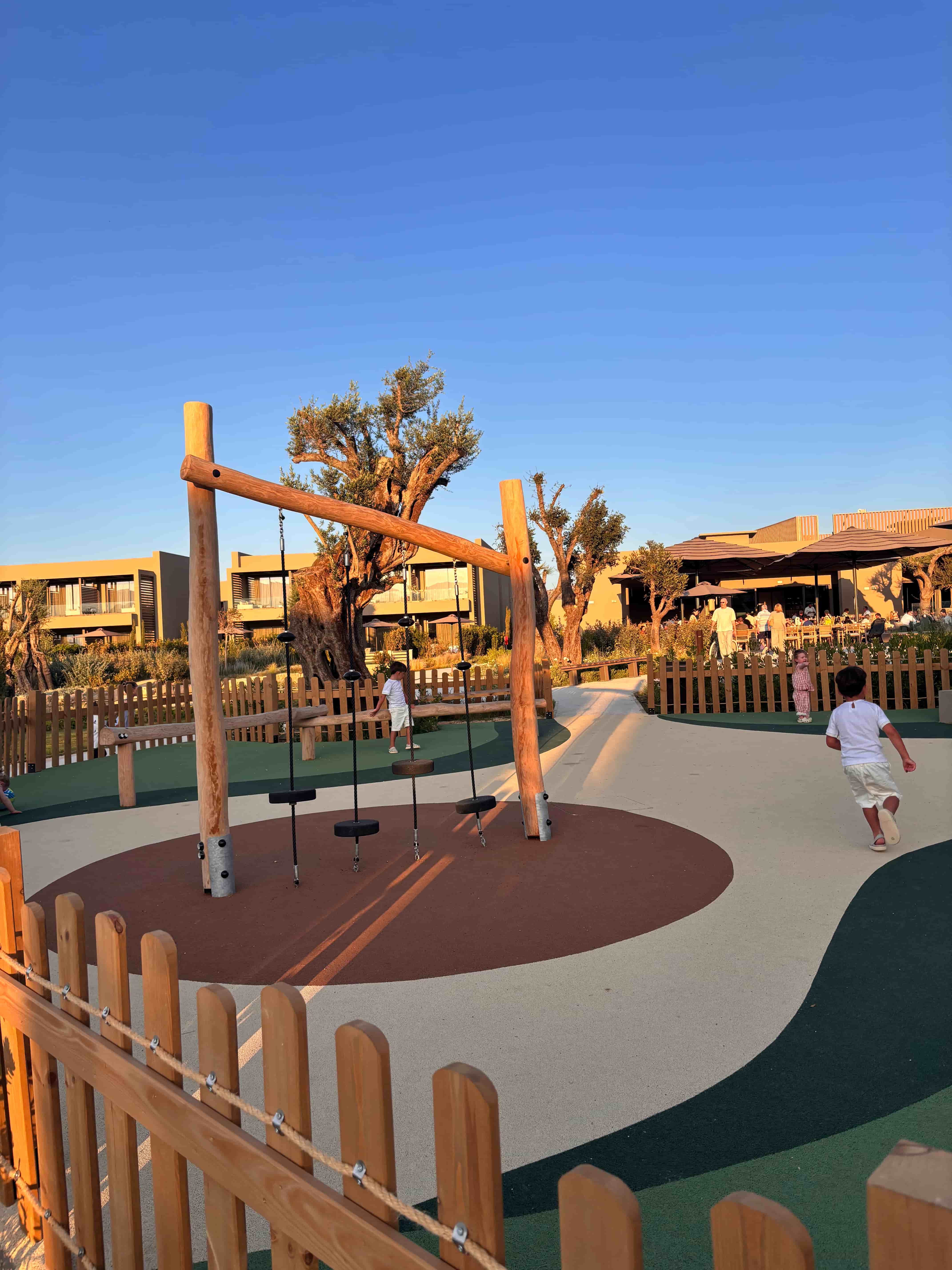ikos-kissamos-griechenland-familienluxusreisen-thefamilyproject-privatbild-schattiger-speilplatz