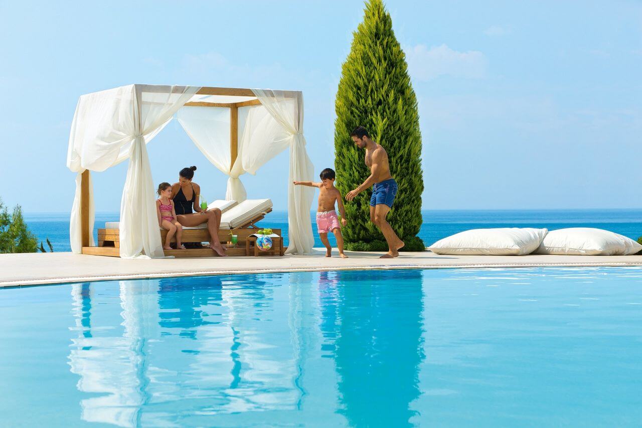 Ikos-Olivia-familienluxusreisen-familie-pool