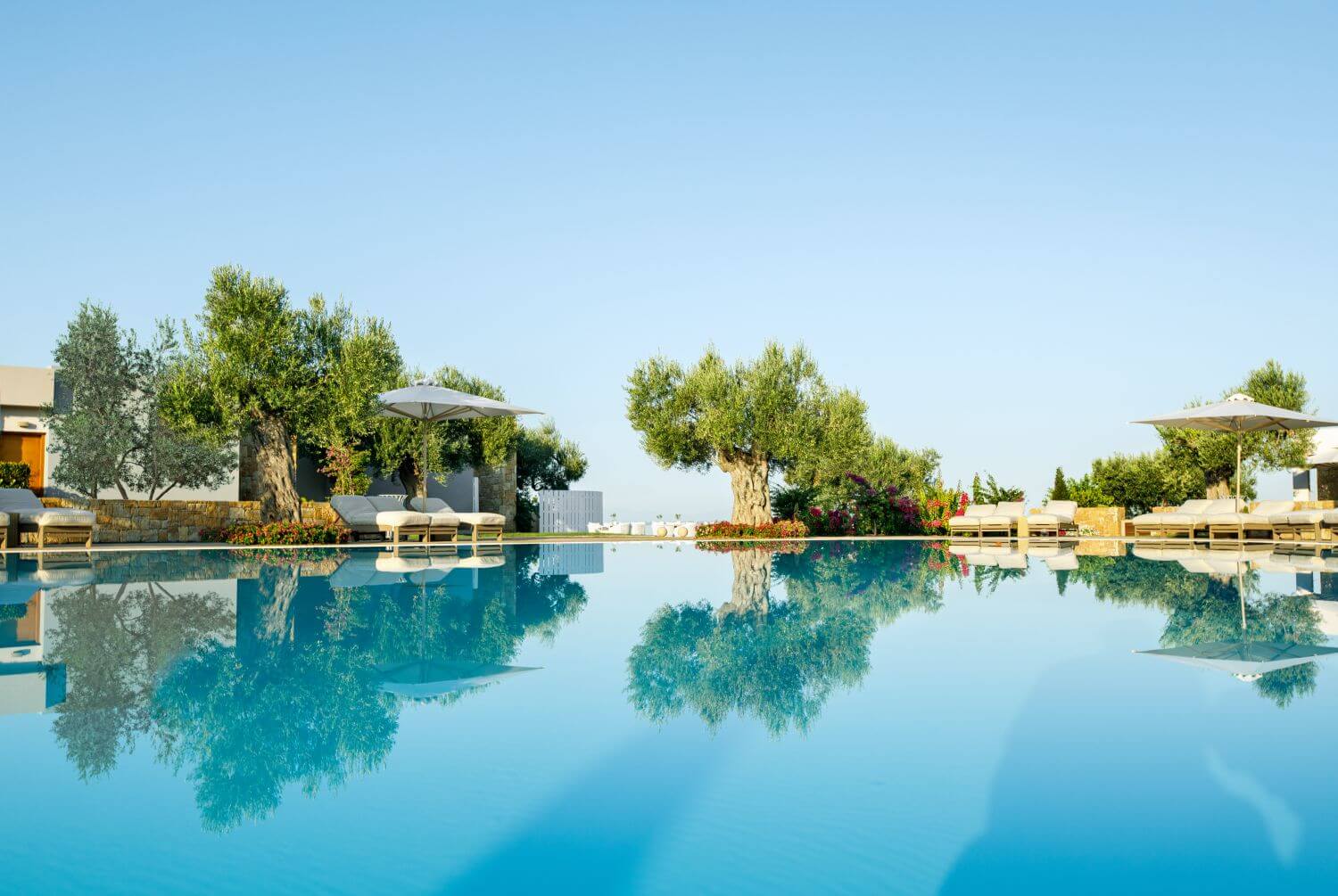 Ikos-Olivia-familienluxusreisen-olivenbäume-pool