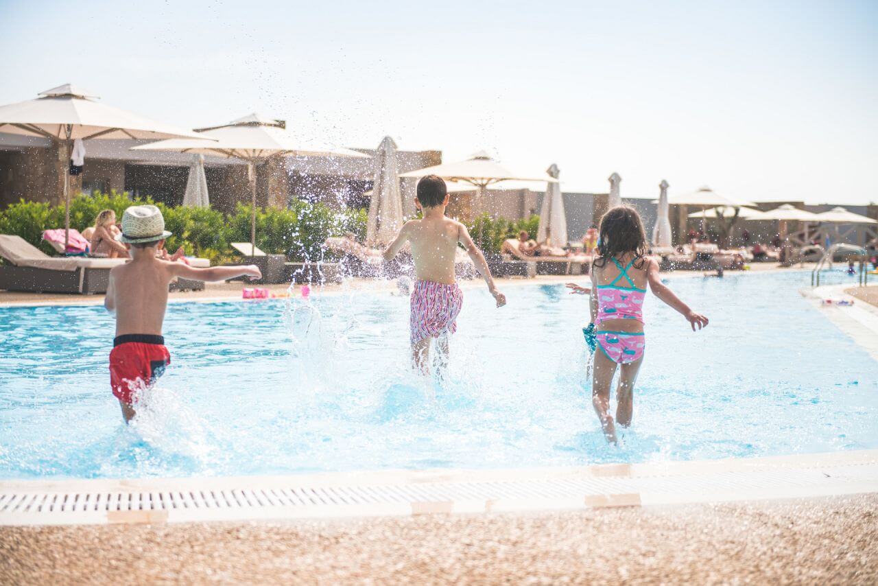 Ikos-Olivia-familienluxusreisen-pool-kinderr