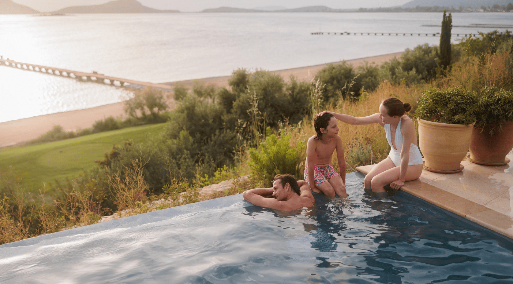 mandarin-oriental-costa-navarino-familienluxusreisen-familie-pool