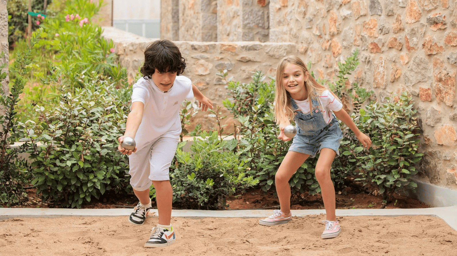 mandarin-oriental-costa-navarino-familienluxusreisen-kids-spielen