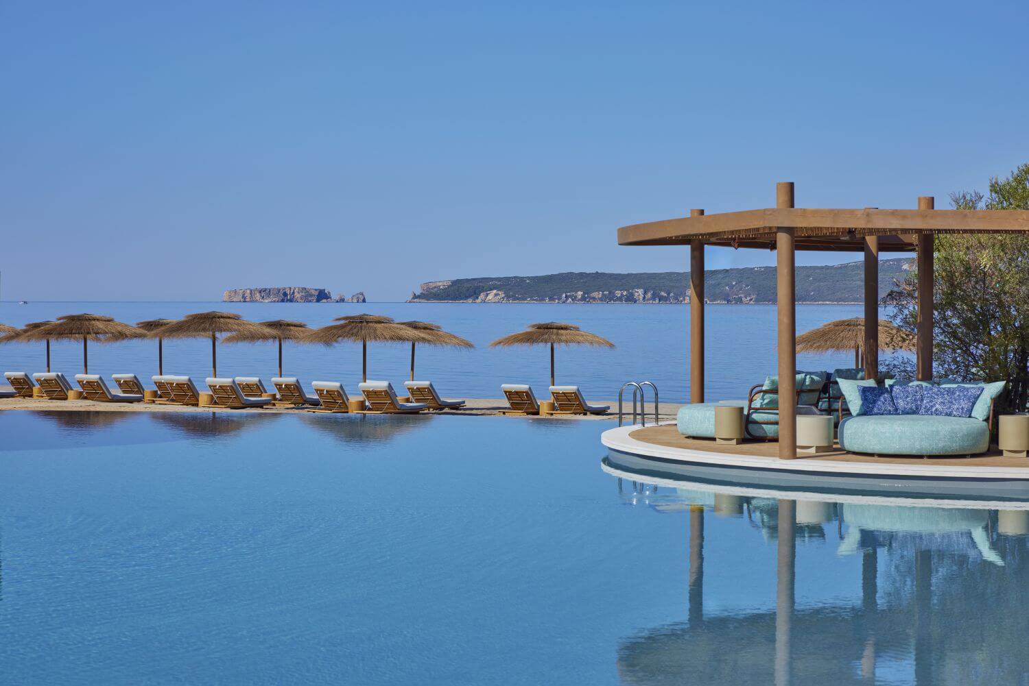mandarin-oriental-costa-navarino-familienluxusreisen-pool-ausblick