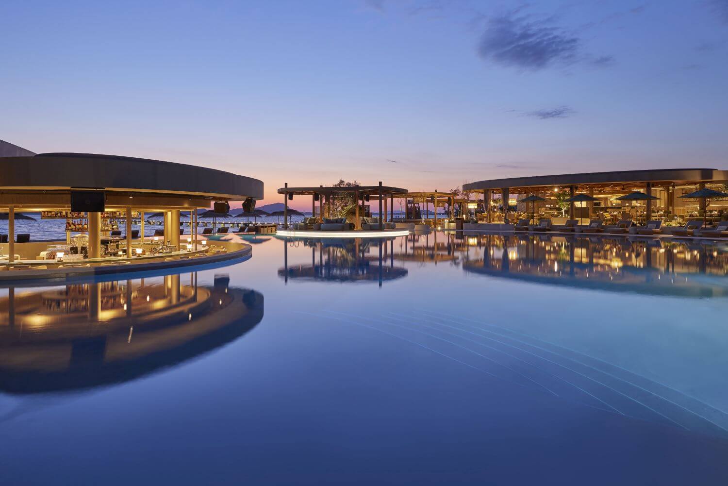 mandarin-oriental-costa-navarino-familienluxusreisen-pool-bar