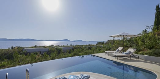 mandarin-oriental-costa-navarino-familienluxusreisen-pool-suite