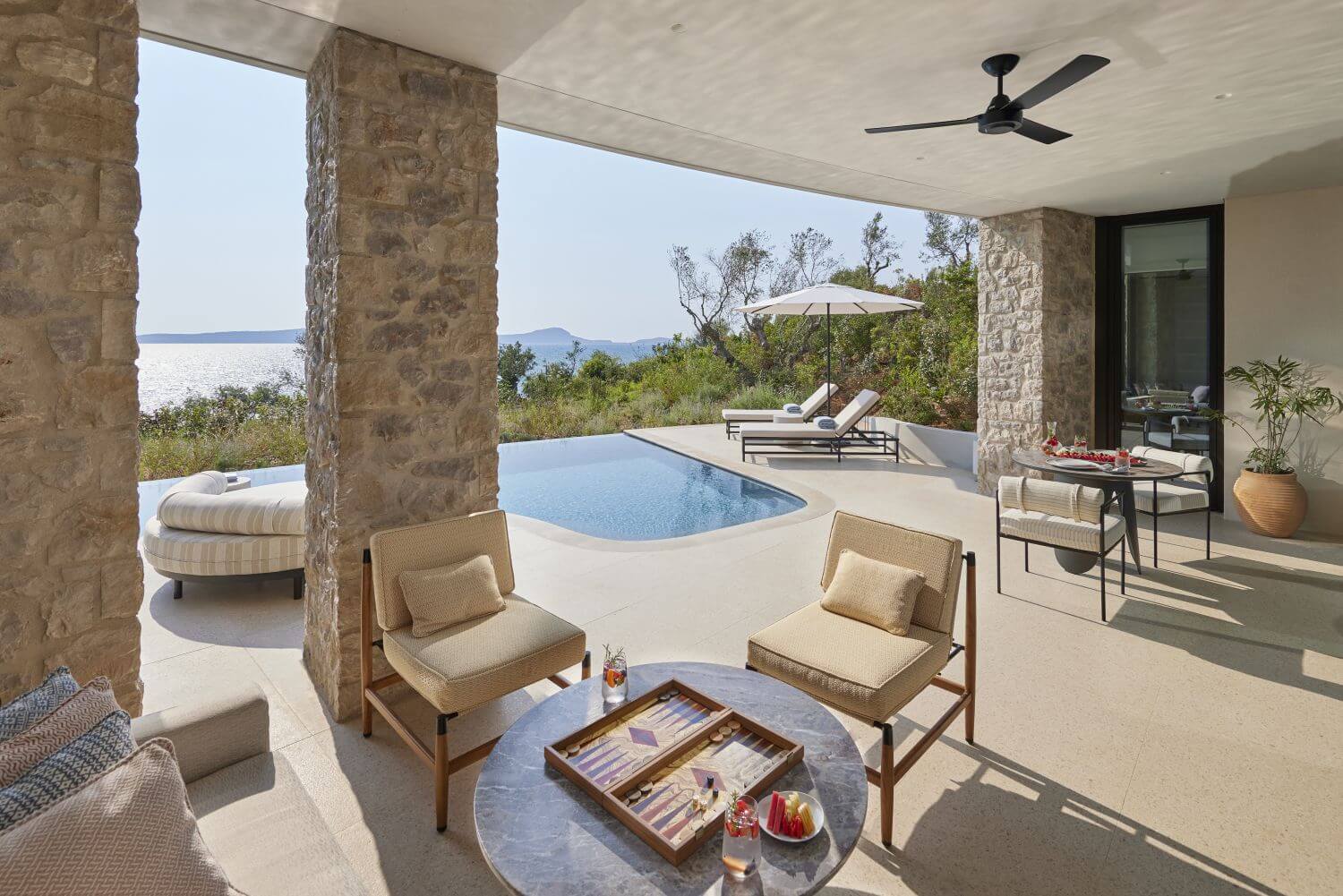 mandarin-oriental-costa-navarino-familienluxusreisen-pool-villa-2