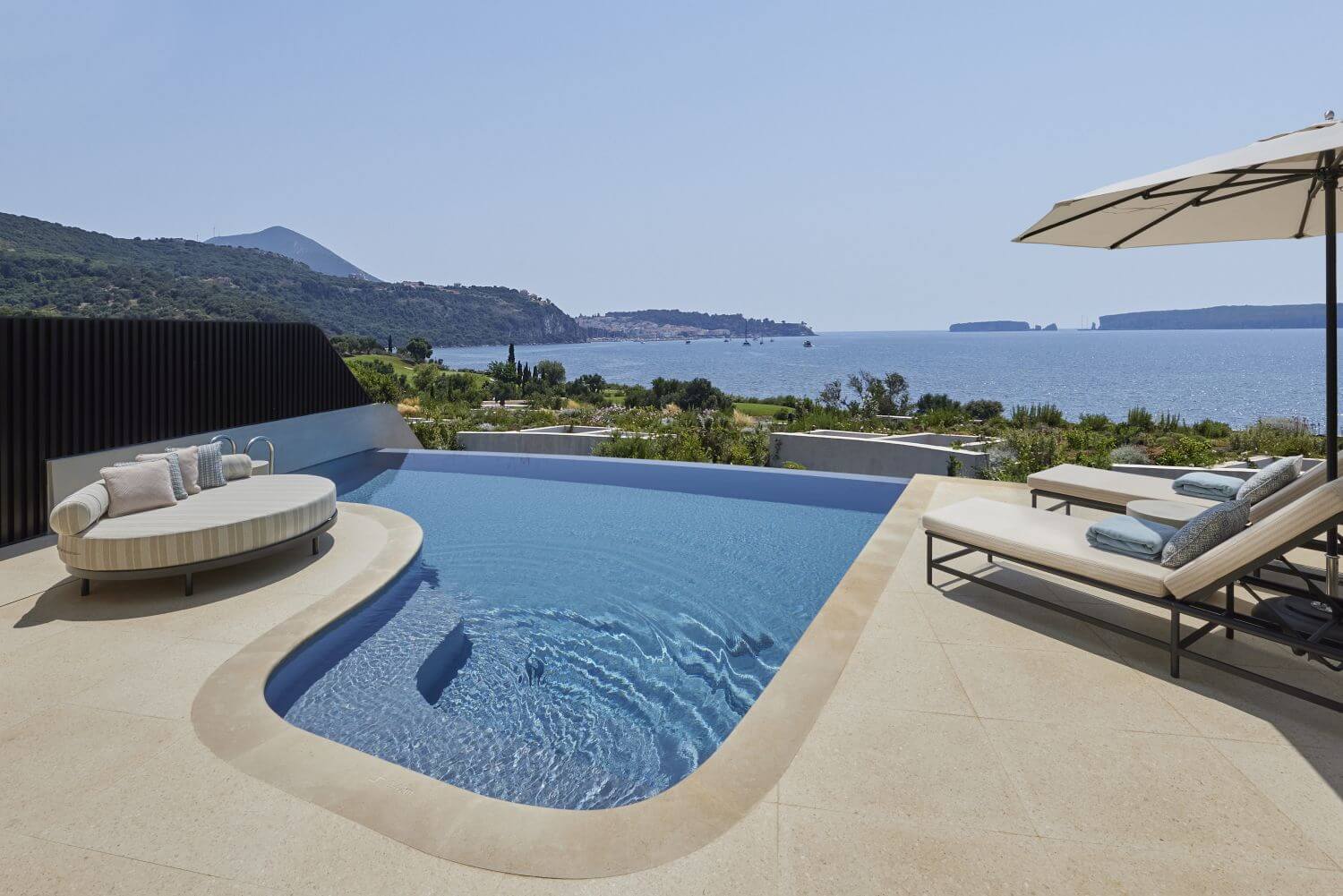 mandarin-oriental-costa-navarino-familienluxusreisen-pool-villa-3