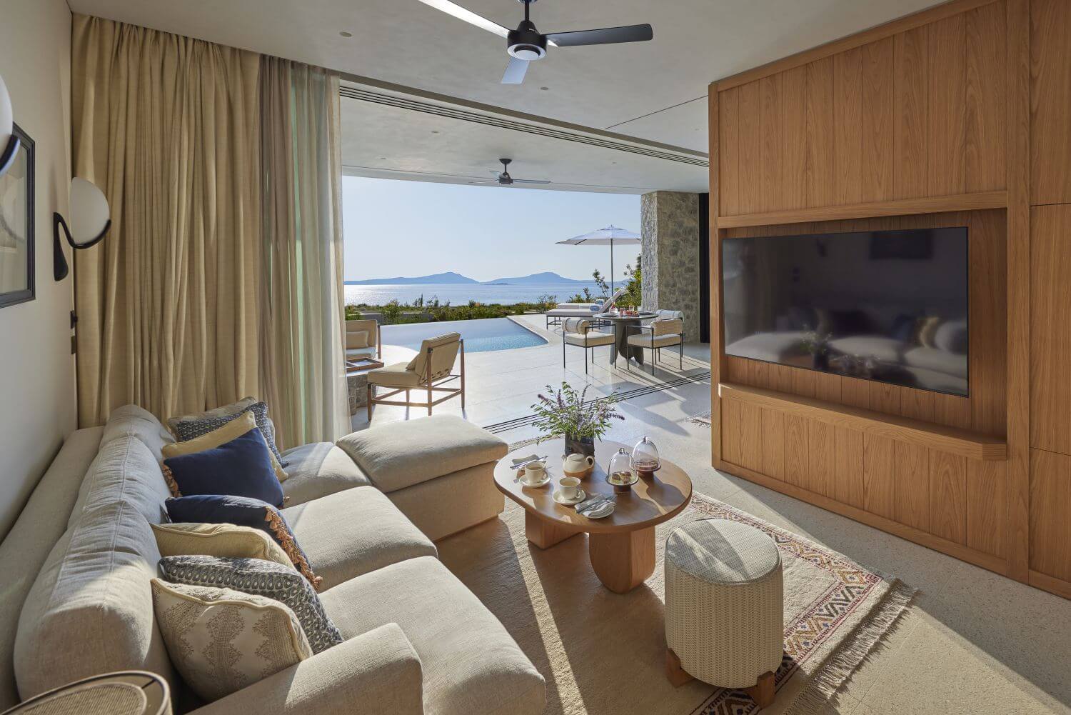 mandarin-oriental-costa-navarino-familienluxusreisen-pool-villa