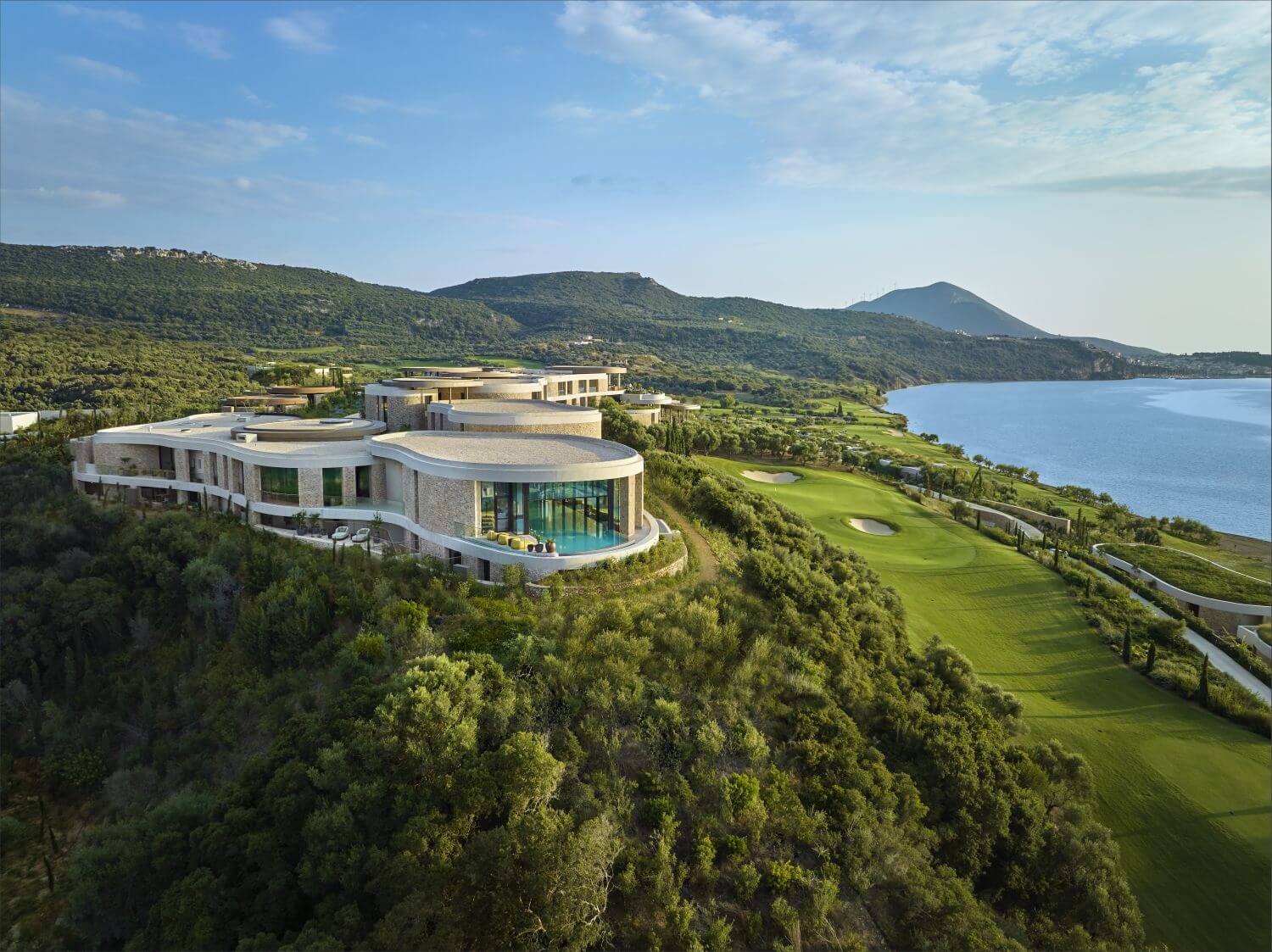 mandarin-oriental-costa-navarino-familienluxusreisen-vogelperspektive-2