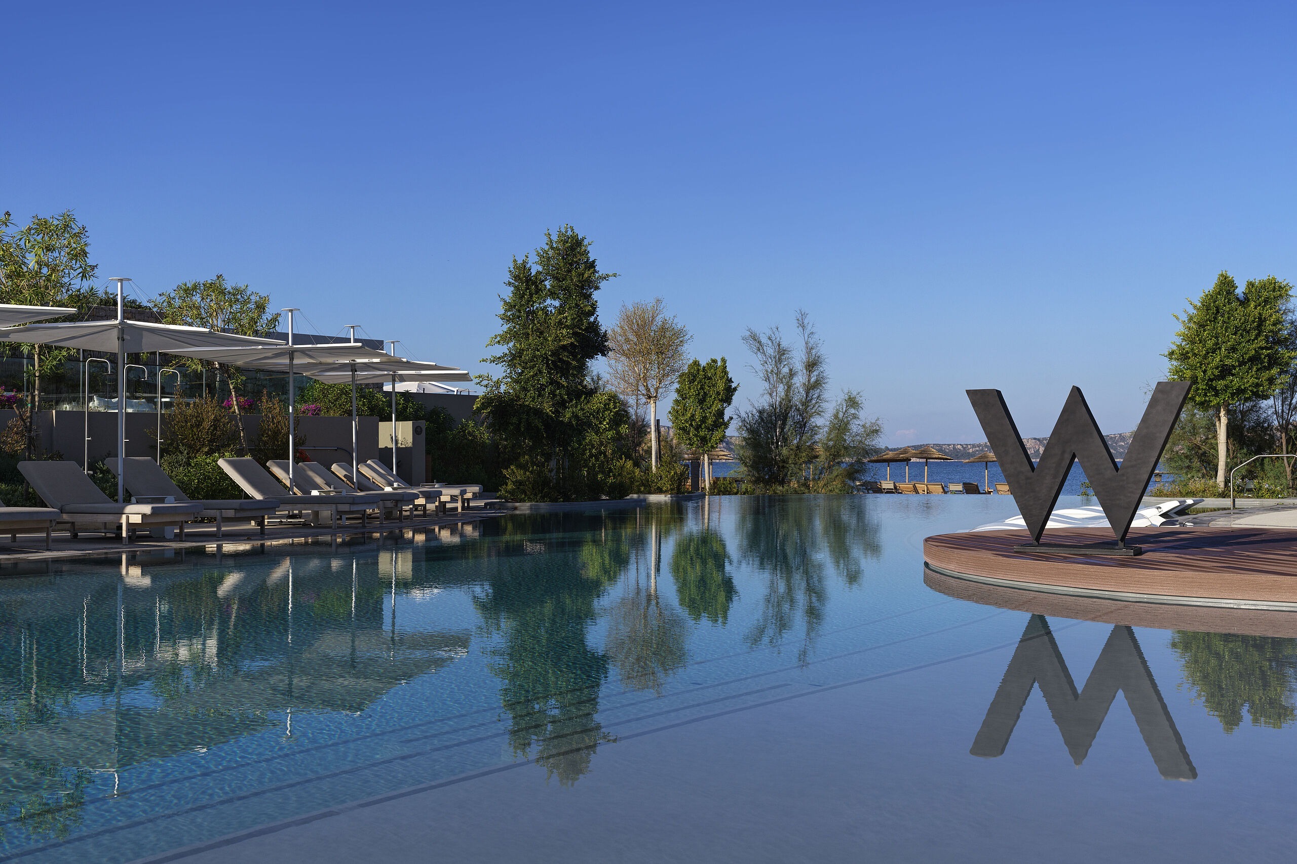mandarin-oriental-costa-novarino-griechenland-familienluxusreise-thefamilyproject-pool
