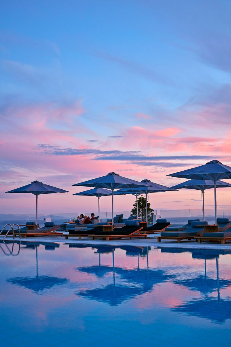 Myconian Pool bei Sonnenuntergang