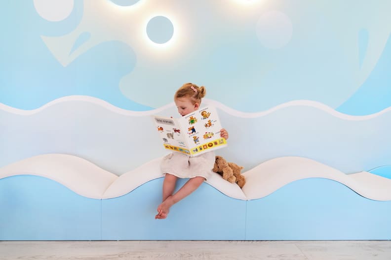 porto-sani-chalkidiki-familienluxusreisen-buch-lesen-kind