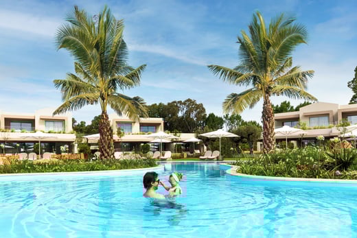 porto-sani-chalkidiki-familienluxusreisen-familie-pool