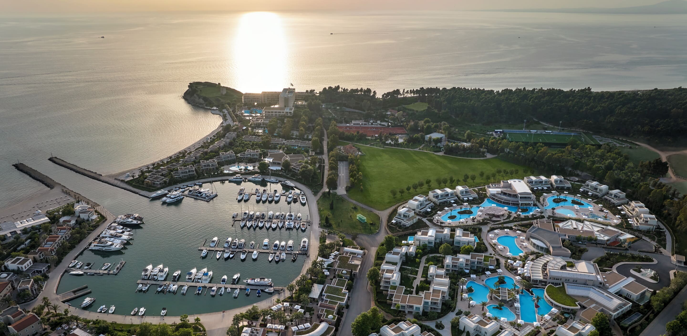 porto-sani-chalkidiki-familienluxusreisen-hafen-abends