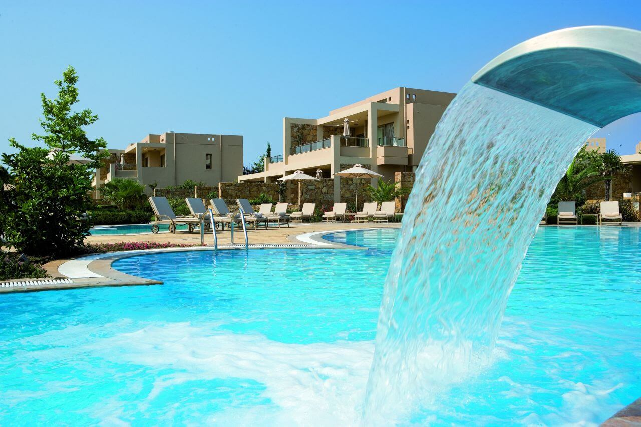 Pool mit einer Regendusche.