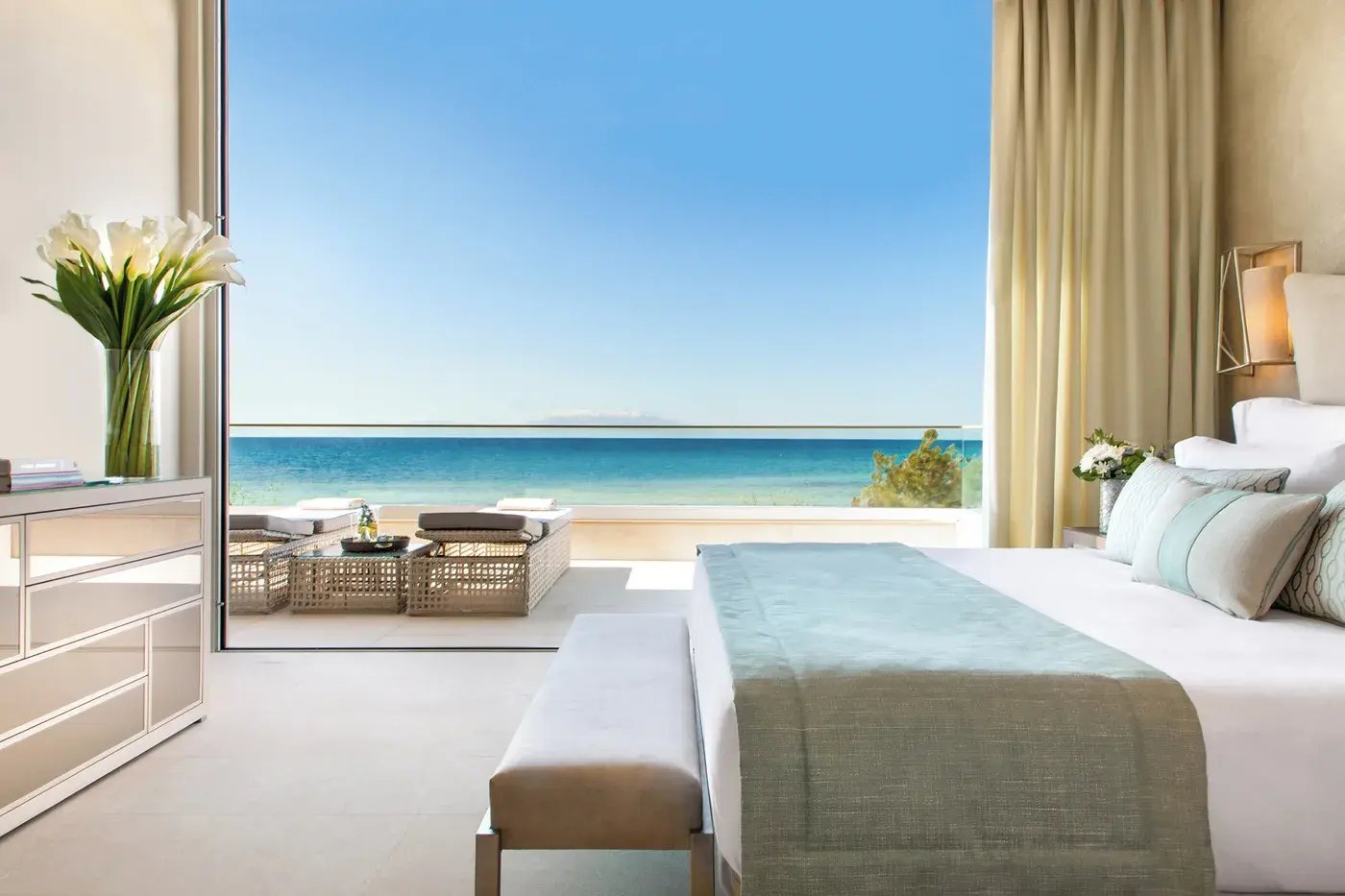 Geräumige, moderne Suite am Meer.