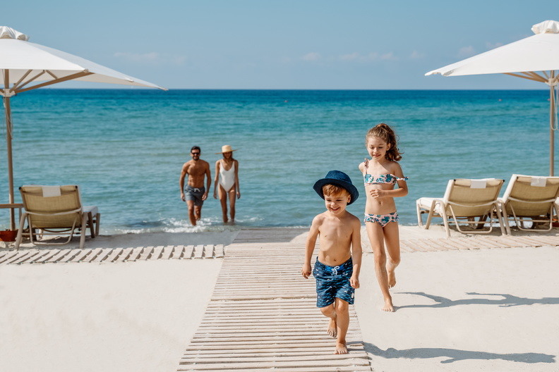sani-asterias-familienluxusreisen-kinder-strand