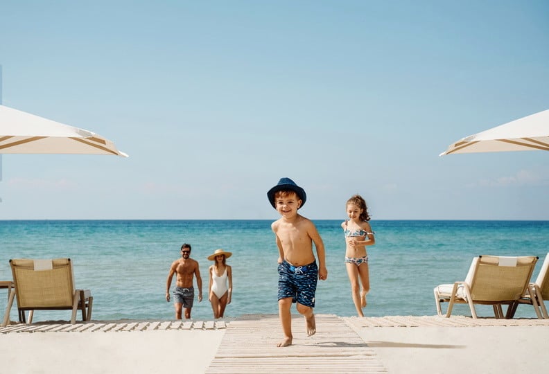 sani-asterias-familienluxusreisen-kinder-strand2