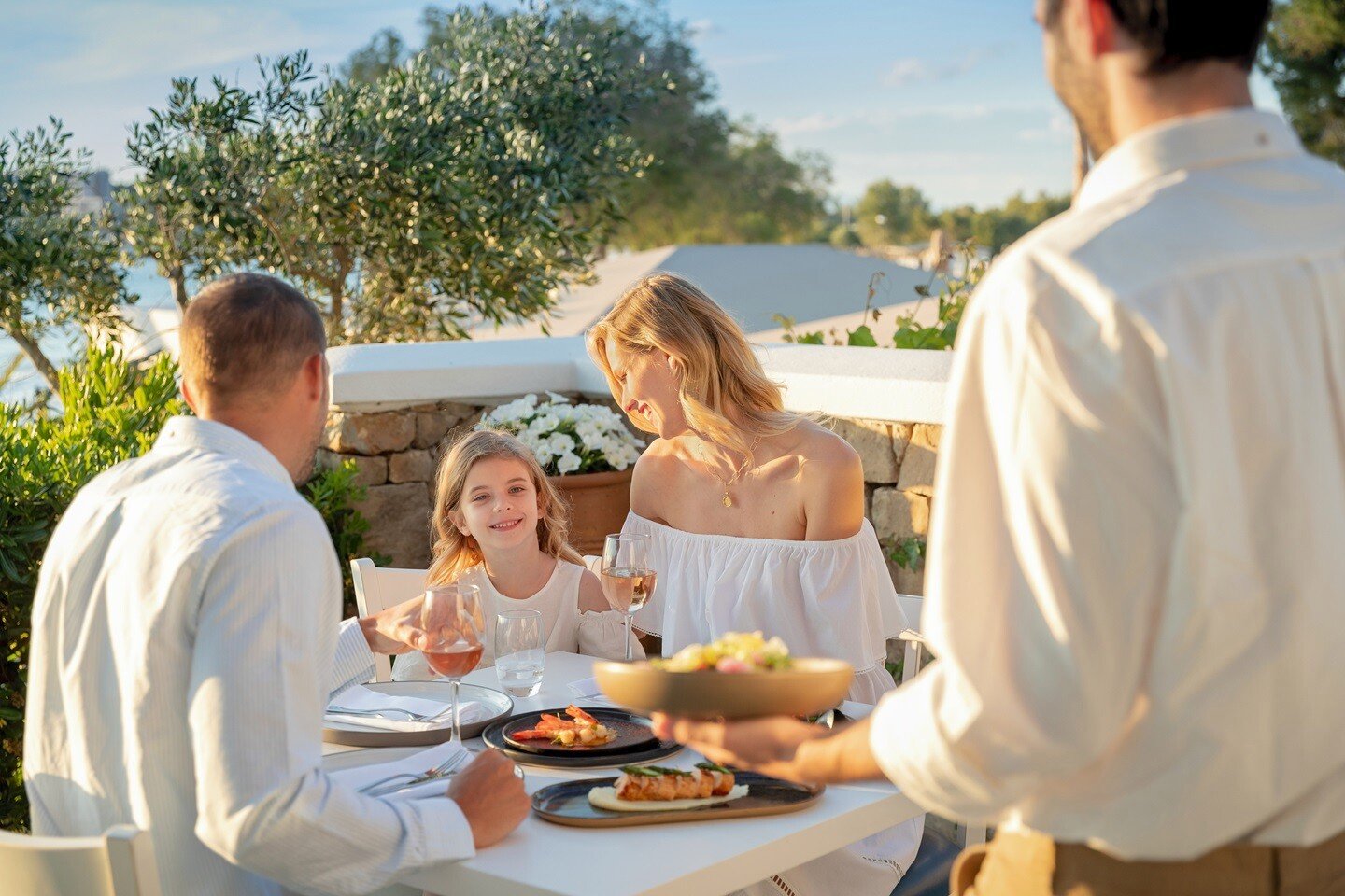 sani-club-halkidiki-familienluxusreisen-familie-frühstück1