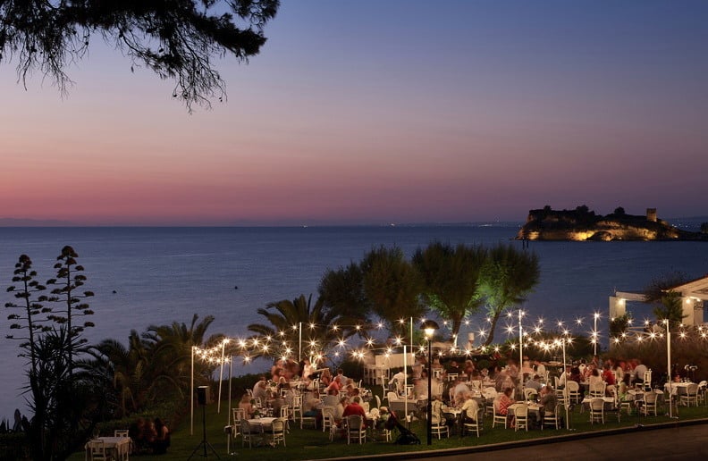 sani-club-halkidiki-familienluxusreisen-griechische-nacht-abends