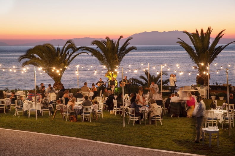 sani-club-halkidiki-familienluxusreisen-griechischer-abend