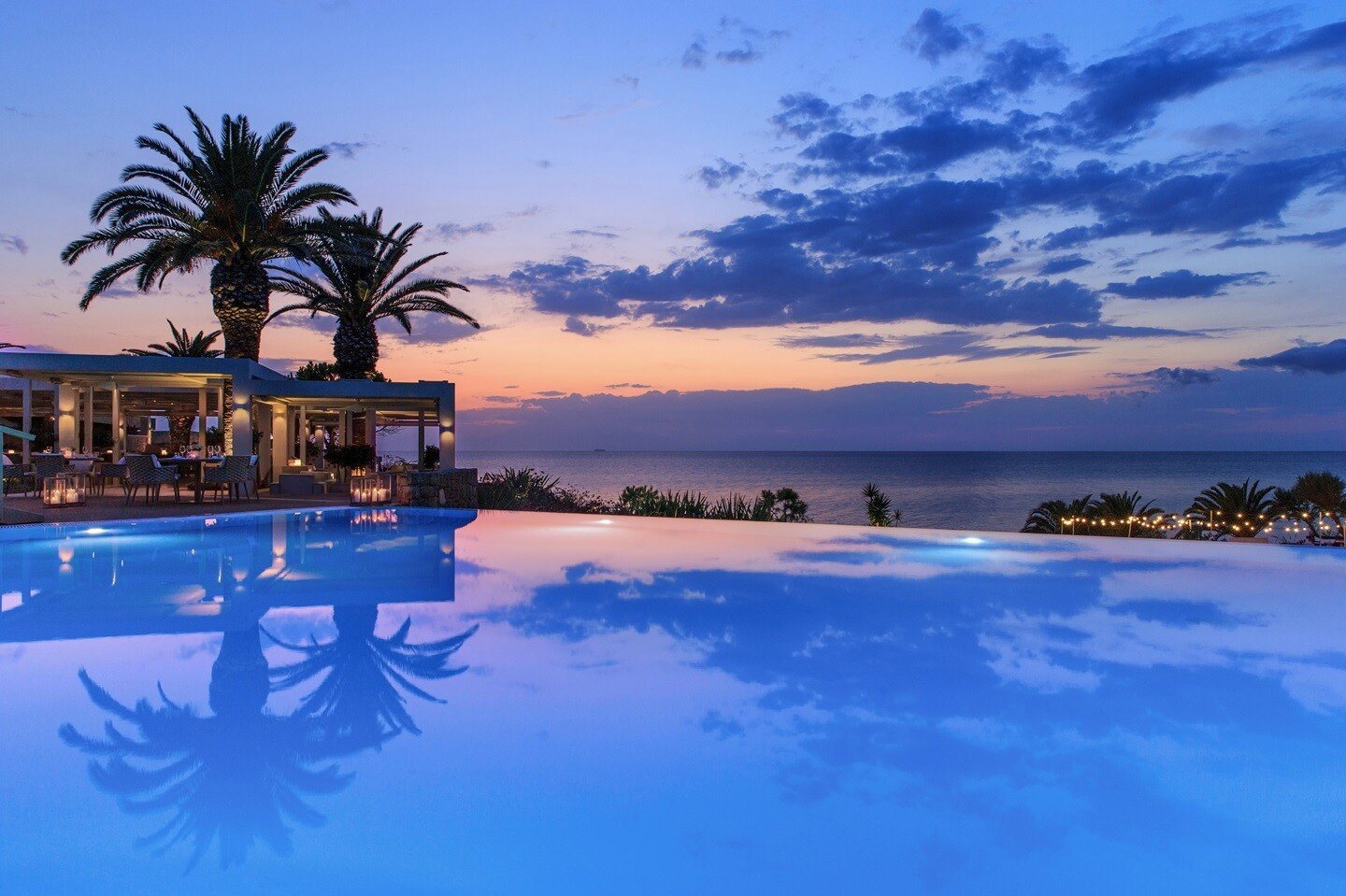 sani-club-halkidiki-familienluxusreisen-infinitipool-abends1
