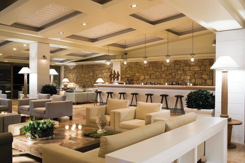 sani-club-halkidiki-familienluxusreisen-lounge-bar