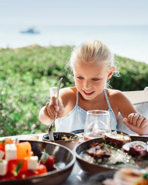 sani-club-halkidiki-familienluxusreisen-mädchen-frühstück2