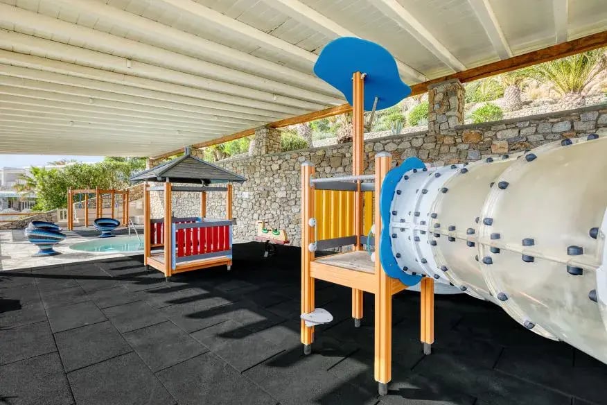 santa-marina-mykonos-griechenland-kinderspielplatz-exklusiv-familienfreundlich