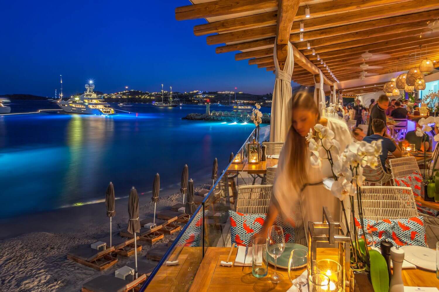 santa-marina-mykonos-familienluxusreisen-bar-nachts