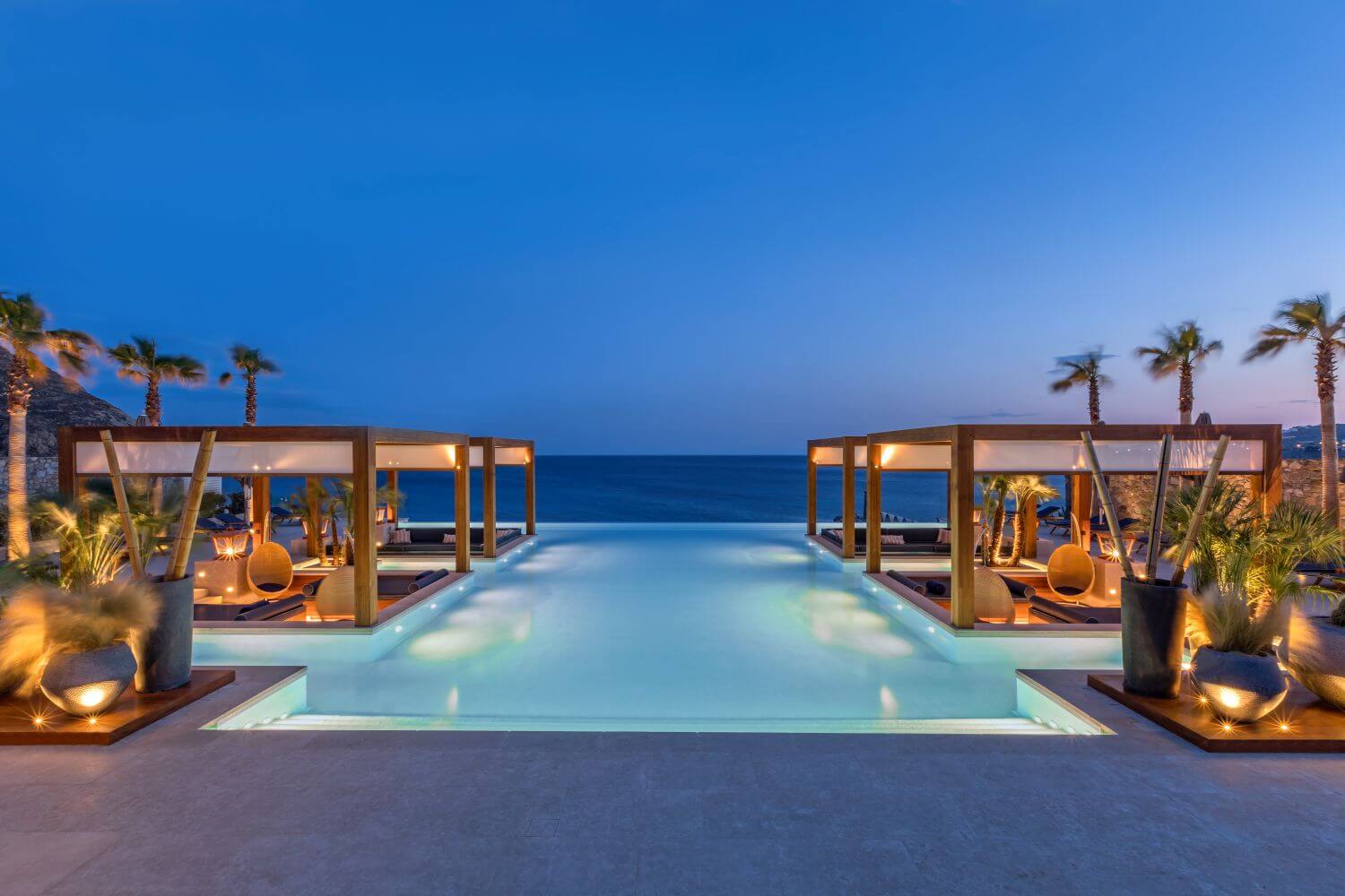 santa-marina-mykonos-familienluxusreisen-pool-nachts