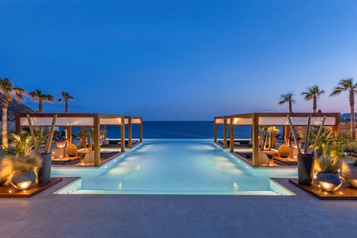 santa-marina-mykonos-familienluxusreisen-pool-nachts